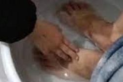Đang hạnh phúc khi được con gái rửa chân cho, ông bố đau thắt ruột trước hành động tiếp theo của con