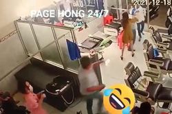 Dọa đập cửa tiệm vì hỏi đường không được, thanh niên bị nam khách hàng tung cú đấm 'trời giáng' ngã gục