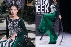 Trang Trần xử lý sự cố khi catwalk thế nào mà fan mỉa mai 'như gà mắc tóc'