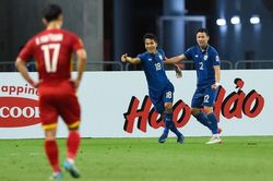 Hàng thủ Việt Nam vỡ toang, Thái Lan dẫn 2-0