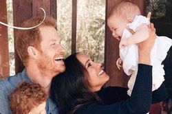 Nhà Harry - Meghan lần đầu để lộ mặt con gái trong thiệp Giáng sinh: Thể hiện sự tự do