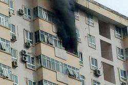 Cứu 6 người thoát khỏi chung cư bốc cháy ở TP.HCM
