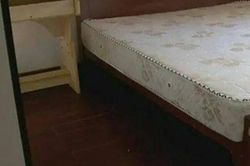 Mẹ chồng đi vào nhà con dâu, bắt gặp người lạ ở dưới gầm giường