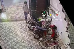 Clip: Chủ nhà bất cẩn không đóng cửa, kẻ gian lững thững bước vào 'cuỗm' luôn xe SH