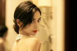 Angela Baby diện váy hở lưng quyến rũ, chiếm trọn spotlight của sự kiện