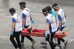 Trung vệ Duy Mạnh nhập viện sau tình huống trọng tài Qatar bắt phạt đền sai