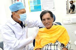Thương Tín tiết lộ lý do tháo răng giả Trịnh Kim Chi tặng: 'Đeo rất khó chịu'