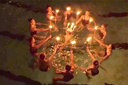 Múa trong bể bơi, kỷ niệm Ngày Santa Lucia