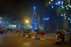 Đêm Noel ở Hà Nội: Nhà thờ lớn vắng lặng, phố Hàng Mã ken đặc người