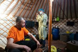 Vượt thảo nguyên ở quê hương Thành Cát Tư Hãn để tiêm mũi 3 cho dân