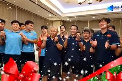 Tuyển Việt Nam rộn tiếng cười đón Noel, tự tin tái đấu Thái Lan