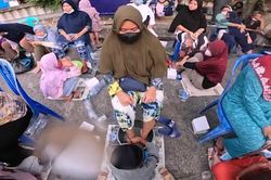 Lễ rửa chân báo hiếu mẹ ở Indonesia