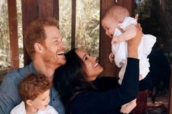 Khoảnh khắc đi chơi Giáng sinh của gia đình Hoàng tử Harry ngọt ngào nhưng lại nhận chỉ trích