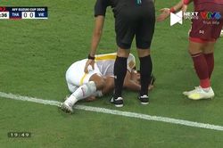Vì sao Việt Nam không được penalty dù Đức Chinh ngã trong vòng cấm Thái Lan?