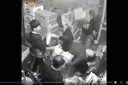 Clip: Tai nạn 'từ trên trời rơi xuống' khiến 4 thanh niên không kịp trở tay