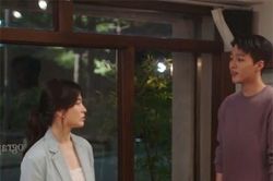 Song Hye Kyo diện đầm quyến rũ nhưng lại không dám 'hở bạo' khiến dân tình thắc mắc