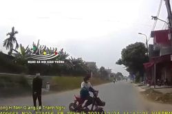 Clip: 'Đứng tim' cảnh nữ sinh chạy xe sang đường bị xe tải húc văng cả mét khiến nằm bất động