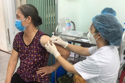 Hà Nội đã tiêm hơn 151 nghìn mũi vắc xin Covid-19 bổ sung và nhắc lại cho người dân trên 18 tuổi