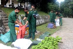 Giúp người dân vùng dịch vơi bớt khó khăn