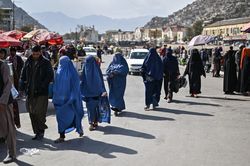 Taliban yêu cầu phụ nữ không đi quá 72km nếu không có nam giới đi cùng