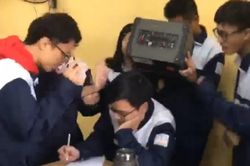 Clip: Nam sinh 'tâm bất biến', chăm chỉ học tập mặc cho nhóm bạn vây quanh 'quẩy' tưng bừng giờ ra chơi