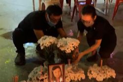 Vụ bé gái 8 tuổi tử vong nghi bị 'mẹ kế' bạo hành: Người dân xếp vòng hoa làm lễ tưởng niệm nạn nhân
