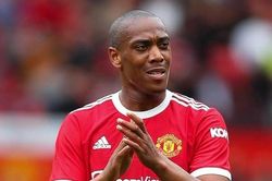Martial mắc kẹt ở Man Utd