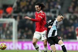 Newcastle 1-1 MU: Ronaldo tịt ngòi, Cavani giúp MU có 1 điểm