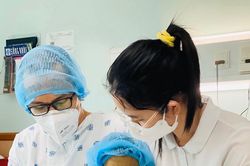 Bé 2 tuổi được hồi sinh từ lá gan của người bố