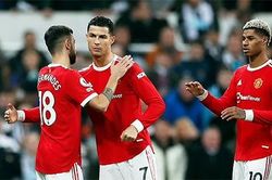 Neville chê MU dưới tiêu chuẩn, nghi ngờ hệ thống 4-2-2-2 của Rangnick
