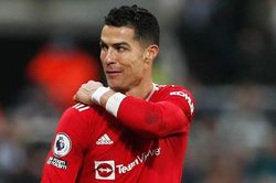 Ronaldo may mắn thoát thẻ đỏ, bị chế nhạo dứt điểm tệ lúc khởi động