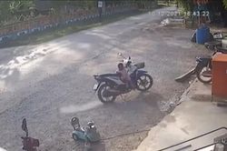 Clip: Bé gái ngã đập đầu xuống đất từ yên xe máy, tất cả do sai lầm tai hại của người lớn