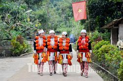 Xuân về làng Hun