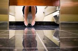 Kiểm tra hộp giấy vệ sinh, nữ giáo viên phát hiện thói quen bệnh hoạn của thầy hiệu trưởng