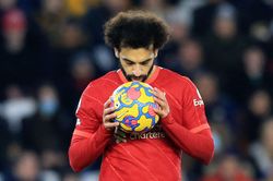 Salah đá hỏng phạt đền khiến Liverpool thua Leicester