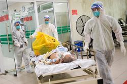 Hà Nội cần làm gì khi số ca chuyển nặng, tử vong tăng nhanh?