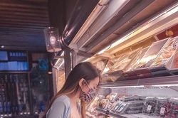 Mặc váy ôm sát đi siêu thị, cô gái xinh đẹp hút vạn ánh nhìn
