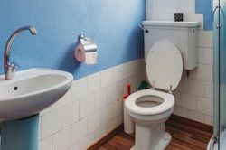 Singapore: Con trai đi tù vì hành hung bố đẻ vô lý