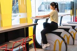 Độc lạ: Chiếc ghế giúp đốt cháy calo khi ăn
