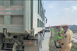 CSGT mạnh tay dẹp 'binh đoàn' xe vi phạm sau phản ánh của Báo Nhà báo và Công luận
