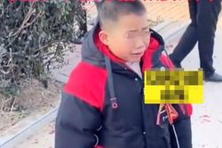 Mẹ lên xe hoa về nhà chồng, hai con nhìn theo rơi nước mắt