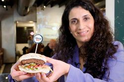 'Đầu bếp robot' làm bánh hamburger chay tại nhà hàng ở Israel