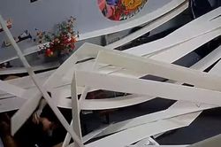 Báo Anh đăng video tấm trần panel rơi tới tấp vào người đàn ông Việt Nam
