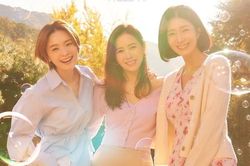 'Đụng hàng' với đàn em Jisoo, chị đẹp Son Ye Jin còn ăn diện trẻ trung và xinh đẹp hơn nhiều lần