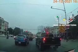 Clip: Liên tiếp va chạm với 2 ô tô, tài xế xe bán tải vội nhấn ga vượt đèn đỏ bỏ chạy gây bức xúc
