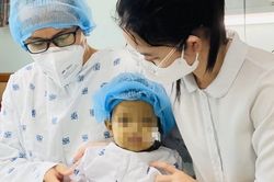 Bé gái 2 tuổi hồi sinh nhờ lá gan của bố ruột