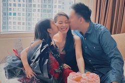 Hình ảnh bé 8 tuổi từng hôn má 'dì ghẻ' chúc mừng tiệc sinh nhật ngọt ngào gây xót xa