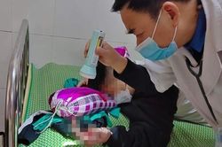 Hà Tĩnh: Nam học sinh bị dập nát bàn tay do nổ điện thoại