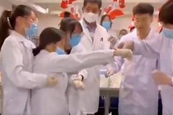 Nữ sinh y khoa hoảng sợ khi thí nghiệm với chuột
