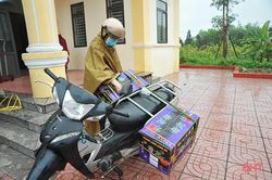 Người dân Hà Tĩnh đội mưa 'giải cứu' thanh long ứ đọng ở cửa khẩu Tân Thanh